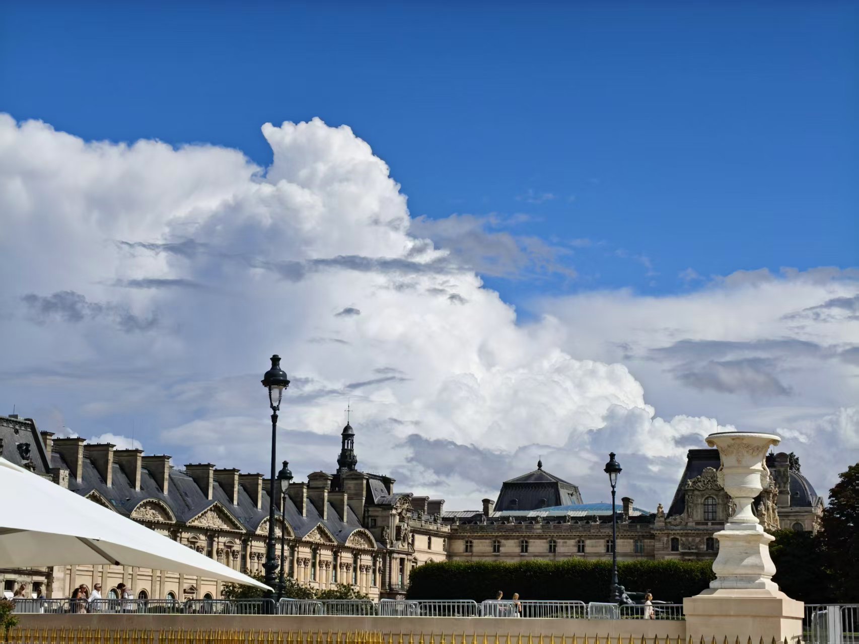 雨后初晴的巴黎街道